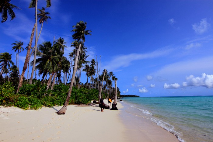 Capture the Enchantment of Many Islands in Aceh Singkil, Aceh on 27-01-2016. Pulau Banyak, Pulau cluster, is a small island group in Aceh Singkil Regency. The total area of ​​the archipelago is 27,196 ha, which consists of a group of islands directly adjacent to the Indian Ocean. Clusters of beautiful small islands are devoid of the activities of the population, so that the island is much like a paradise for a reliable marine tourism.