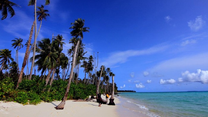 Capture the Enchantment of Many Islands in Aceh Singkil, Aceh on 27-01-2016. Pulau Banyak, Pulau cluster, is a small island group in Aceh Singkil Regency. The total area of ​​the archipelago is 27,196 ha, which consists of a group of islands directly adjacent to the Indian Ocean. Clusters of beautiful small islands are devoid of the activities of the population, so that the island is much like a paradise for a reliable marine tourism.