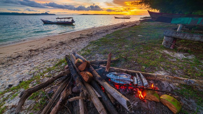 Capture the Enchantment of Many Islands in Aceh Singkil, Aceh on 27-01-2016. Pulau Banyak, Pulau cluster, is a small island group in Aceh Singkil Regency. The total area of ​​the archipelago is 27,196 ha, which consists of a group of islands directly adjacent to the Indian Ocean. Clusters of beautiful small islands are devoid of the activities of the population, so that the island is much like a paradise for a reliable marine tourism.