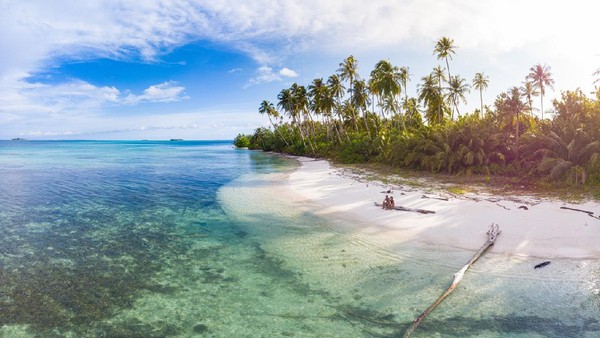 Hampir semua kawasan Pulau Banyak masuk dalam kawasan Konservasi. Hanya daerah permukiman penduduk yang Areal Penggunaan Lain (APL). Pemeliharaan area dibedakan menjadi Blok Perlindungan Darat, Blok Perlindungan Bahari, Blok Pemanfaatan Darat, Blok Pemanfaatan Bahari, Blok Tradisional Barat, Blok Tradisional Bahari. Hanya Blok Pemanfaatan Darat yang bisa dimanfaatkan untuk kepentingan wisata alam. Itupun dengan ketentuan harus punya surat izin usaha. (Getty Images/ishak mutiara) Hampir semua kawasan Pulau Banyak masuk dalam kawasan Konservasi. Hanya daerah permukiman penduduk yang Areal Penggunaan Lain (APL). Pemeliharaan area dibedakan menjadi Blok Perlindungan Darat, Blok Perlindungan Bahari, Blok Pemanfaatan Darat, Blok Pemanfaatan Bahari, Blok Tradisional Barat, Blok Tradisional Bahari. Hanya Blok Pemanfaatan Darat yang bisa dimanfaatkan untuk kepentingan wisata alam. Itupun dengan ketentuan harus punya surat izin usaha. (Getty Images/ishak mutiara)