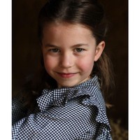 Jadi pewaris keempat takhta Kerajaan Inggris, Putri Charlotte yang merupakan adik dari Pangeran George rupanya memiliki harta kekayaan yang lebih besar dari sang kakak. Anak kedua dari Pangeran William dan Kate Middleton itu memiliki kekayaan bersih lebih dari Rp 71 triliun di usianya yang masih menginjak 6 tahun. Foto: Instagram: @dukeandduchessofcamridge