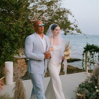 Vin Diesel diketahui menjadi sosok pengganti Paul Walker di acara pernikahan Meadow tersebut. Aktor 54 tahun itu mendampingi Meadow Walker berjalan ke altar. Video yang diunggah Meadow juga memperlihatkan momen ayah baptis dan putrinya itu berpelukan. (Foto: Instagram/@meadowwalker)