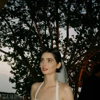 Untuk hari bahagianya, Meadow Walker memesona dengan gaun pengantin Givenchy Haute Couture. Gaun putih tersebut dirancang oleh desainer sekaligus temannya, Matthew Williams. (Foto: Kevin Lombardo via Vogue Magazine)