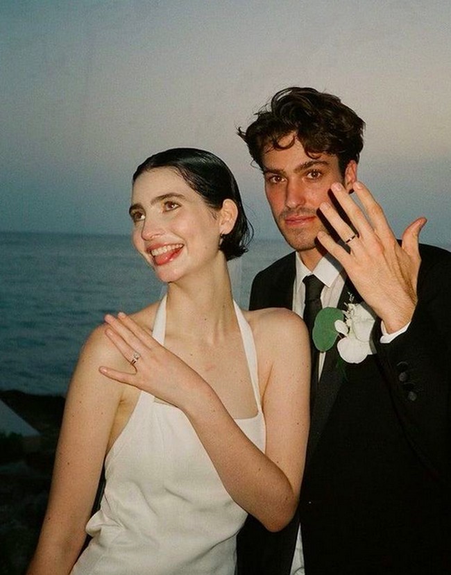 Matthew Williams menyebut Meadow sebagai persona yang cantik luar dan dalam. Jadi aku ingin karakternya bersinar lewar desain yang simpel, modern dengan bahan sutra cady, dalam siluet jam pasir, berikut leher bergaya halter, dan model backless yang edgy, katanya. Ia lalu menyempurnakan gayanya dengan perhiasan Tiffany & Co.. (Foto: Kevin Lombardo via Vogue Magazine)