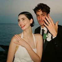 Matthew Williams menyebut Meadow sebagai persona yang cantik luar dan dalam. Jadi aku ingin karakternya bersinar lewar desain yang simpel, modern dengan bahan sutra cady, dalam siluet jam pasir, berikut leher bergaya halter, dan model backless yang edgy, katanya. Ia lalu menyempurnakan gayanya dengan perhiasan Tiffany & Co.. (Foto: Kevin Lombardo via Vogue Magazine)