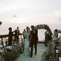 Salah satu orang terdekat yang kutelepon setelah aku bertunangan adalah teman baikku Matt. Aku tanya apabila dia mau mendesain gaun pengantinku nanti dan dia setuju. Tapi aku paling terkejut ketika dia membuatkanku gaun pengantin dari Givenchy Haute Couture, kata Meadow seperti dikutip Vogue. (Foto: Kevin Lombardo via Vogue Magazine)