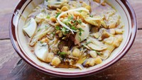Soto ayam Blora ini berkuah bening gurih. Ciri khasnya soto ini diberi taburan getuk yang dipotong kecil dan digoreng kering alias klethuk. Kamu bisa membuat sendiri dengan panduan resep ini. Foto: iStock