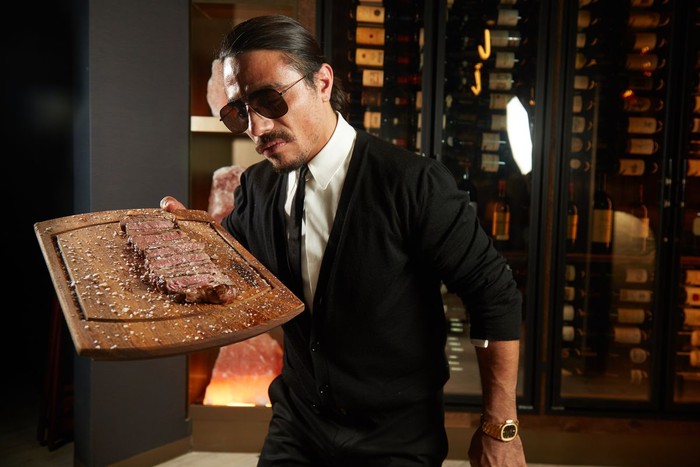 Salt Bae Terlalu Mahal, Kritikus Makanan Ini Sengaja Pesan Kebab Murah di Depan Restoran Salt Bae Terlalu Mahal, Kritikus Makanan Ini Sengaja Pesan Kebab Murah di Depan Restoran
