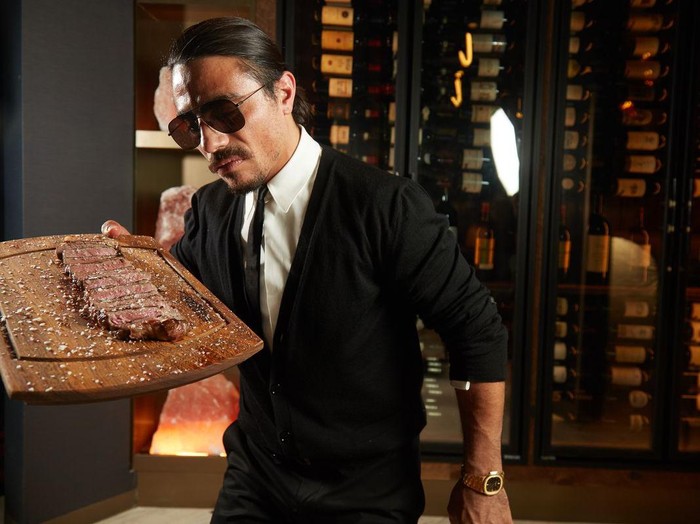 Salt Bae Terlalu Mahal, Kritikus Makanan Ini Sengaja Pesan Kebab Murah di Depan Restoran Salt Bae Terlalu Mahal, Kritikus Makanan Ini Sengaja Pesan Kebab Murah di Depan Restoran