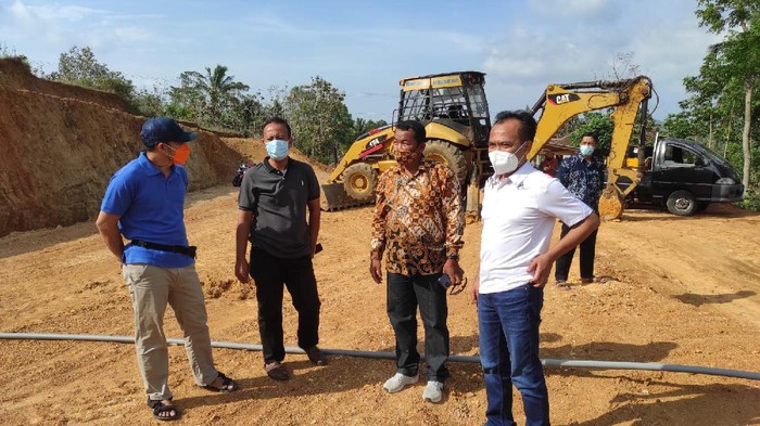 Sekretaris Menteri Koordinator Perekonomian RI, Susiwijono Moegiarso mengunjungi lokasi pengembangan pasar tradisional di Desa Selur, Kecamatan Ngrayun. Tujuannya untuk mengecek bagaimana Pemdes Selur membangkitkan ekonomi di tengah pandemi COVID-19.