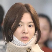 Song Hye Kyo tampil tanpa makeup saat tiba di bandara Incheon pada 2017. Bintang drama Korea Now We Are Breaking Up itu tiba di Korea Selatan setelah menyelesaikan jadwalnya di Cina. Foto: dok. FN Star
