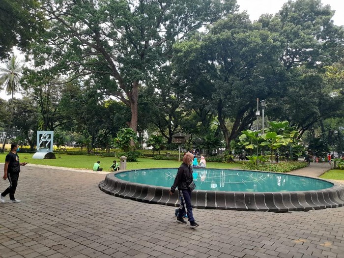 Suasana di Taman Suropati Jakarta yang dibuka lagi (Marteen-detikcom)