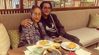 Bersama putranya bernama Paundrakrana, Sukmawati sering membagikan momen mereka saat menikmati makan bersama-sama. Foto: Instagram @sukmawatisoekarnoputri
