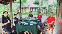 Dalam foto berikut ini, Sukmawati terlihat membagikan momen santai sambil menikmati jamuan bersama para rekannya. Foto: Instagram @sukmawatisoekarnoputri