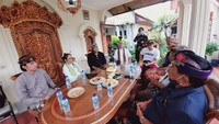 Sukmawati juga pernah berkunjung ke sebuah art shop. Di sana ia menikmati beragam kue ringan. Foto: Instagram @sukmawatisoekarnoputri