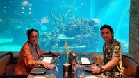 Sukmawati dan sang putra tampak harmonis ketika menikmati makanan di sebuah restoran bawah laut. Restoran bernama Koral ini sangat populer di Bali. Foto: Instagram @sukmawatisoekarnoputri