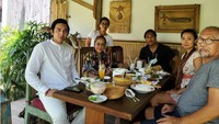 Sukmawati suka sekali membagikan momen makan bersama rekan dan keluarganya. Seperti momennya saat menikmati aneka makanan khas Bali berikut. Foto: Instagram @sukmawatisoekarnoputri