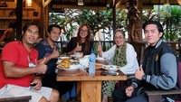 Momen lainnya saat makan siang bersama sang anak dan rekannya, Sukmawati tampak menikmati sekali makanan yang dihidangkan. Foto: Instagram @sukmawatisoekarnoputri