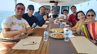 Tampak keren, Sukmawati menikmati pizza dan camilan lain dari atas kapal di tengah laut. Foto: Instagram @sukmawatisoekarnoputri