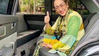 Sukmawati Soekarnoputri, putri dari Presiden Pertama RI telah mantap untuk pindah agama ke Hindu. Alasannya karena sosok neneknya, Ida Ayu Nyoman Rai Srimben yang merupakan seorang bangsawan Bali, seperti dikutip dari detikNews (23/10). Foto: Instagram @sukmawatisoekarnoputri