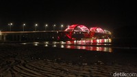 Menjelang malam, Jembatan Merah tampil lebih istimewa. Jembatan akan tampak gemerlap dengan teknologi lampu yang mumpuni, yang memungkinkan output cahaya yang dihasilkan bisa diprogram atau dikendalikan sesuai kebutuhan baik dari segi warna, tingkat terang, pemrograman dan sebagainya. Yudha Maulana/detikcom