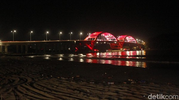 Menjelang malam, Jembatan Merah tampil lebih istimewa. Jembatan akan tampak gemerlap dengan teknologi lampu berwarna-warni yang cantik. (Yudha Maulana/detikTravel)