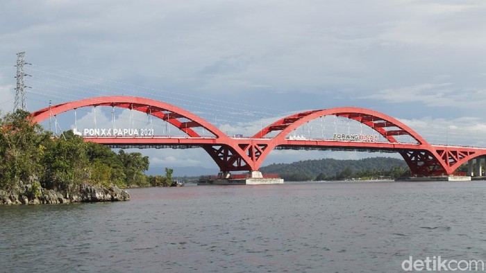 Susah Move On, Tengok Lagi Megahnya Jembatan Youtefa Sepekan berlalu sejak penutupan PON Papua. Tapi, ada sesuatu yang bikin susah move on, apalagi kalau bukan pesona landmark ikoniknya, Jembatan Merah Youtefa.