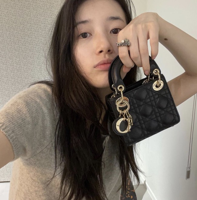 Suzy kerap mengunggah potretnya tanpa make up lewat akun Instagram (@skuukzky). Bintang drama Korea Start Up yang mendapat julukan CF Queen itu memancarkan kecantikan alami. Foto: dok. Instagram skuukzky