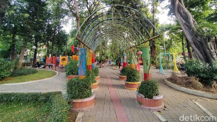 Pemkot Surabaya mulai melakukan uji coba pembukaan taman untuk umum. Uji coba pembukaan taman disambut antusias oleh warga.