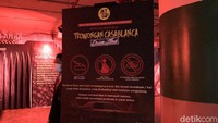 Apabila telah memegang tiket, traveler perlu lebih dulu menuju konter acara di dekat pintu masuk. Di konter, traveler akan diminta men-scan aplikasi PeduliLindungi sebagai syarat (Viany Sahita/20detik)