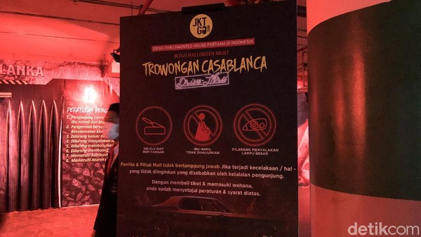 Apabila telah memegang tiket, traveler perlu lebih dulu menuju konter acara di dekat pintu masuk. Di konter, traveler akan diminta men-scan aplikasi PeduliLindungi sebagai syarat (Viany Sahita/20detik) Apabila telah memegang tiket, traveler perlu lebih dulu menuju konter acara di dekat pintu masuk. Di konter, traveler akan diminta men-scan aplikasi PeduliLindungi sebagai syarat (Viany Sahita/20detik)