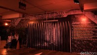 Setibanya di depan pintu masuk wahana, traveler akan diminta untuk menyetel frekuensi radio ke gelombang yang telah ditentukan untuk efek suara. Asyiknya lagi, suara bisa diperkecil dan diperbesar sesuai selera (Viany Sahita/20detik)