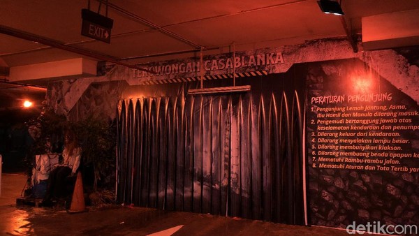 Setibanya di depan pintu masuk wahana, traveler akan diminta untuk menyetel frekuensi radio ke gelombang yang telah ditentukan untuk efek suara. Asyiknya lagi, suara bisa diperkecil dan diperbesar sesuai selera (Viany Sahita/20detik) Setibanya di depan pintu masuk wahana, traveler akan diminta untuk menyetel frekuensi radio ke gelombang yang telah ditentukan untuk efek suara. Asyiknya lagi, suara bisa diperkecil dan diperbesar sesuai selera (Viany Sahita/20detik)