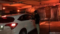 Sebelum masuk, petugas akan kembali lagi mengingatkan terkait detil dan aturan (Viany Sahita/20detik)