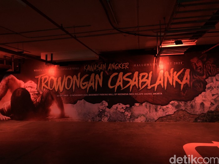 Wahana rumah hantu drive-thru pertama di Indonesia.