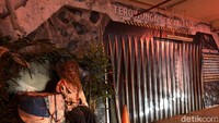 Sesuai dengan nama wahana yang berkonsep terowongan, wahana horor tersebut dibuat layaknya labirin dengan sejumlah atraksi di dalamnya. Dimana tiap atraksi dipisahkan oleh kain kelambu warna hitam (Viany Sahita/20detik)