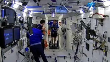 Lorong di stasiun luar angkasa China terlihat sangat luas. Bahkan di bagian ujung terdapat pusat kebugaran yang bisa digunakan astronaut untuk menjaga kesehatan. Foto: CNSA