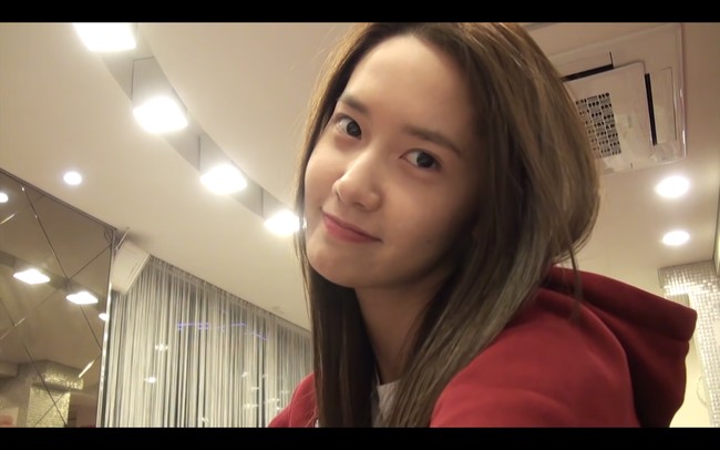 Yoona tampil tanpa makeup dalam salah satu vlog yang diunggah kanal YouTube SMTOWN. Aktris sekaligus personel Girls’ Generation itu tengah berada di salon kuku. Foto: dok. YouTube SMTOWN