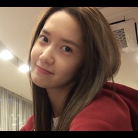 Yoona tampil tanpa makeup dalam salah satu vlog yang diunggah kanal YouTube SMTOWN. Aktris sekaligus personel Girls’ Generation itu tengah berada di salon kuku. Foto: dok. YouTube SMTOWN