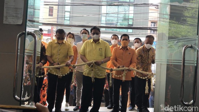 Airlangga Hartarto meresmikan kantor baru MKGR (Firda Cynthia Anggrainy Al Djokya/detikcom)