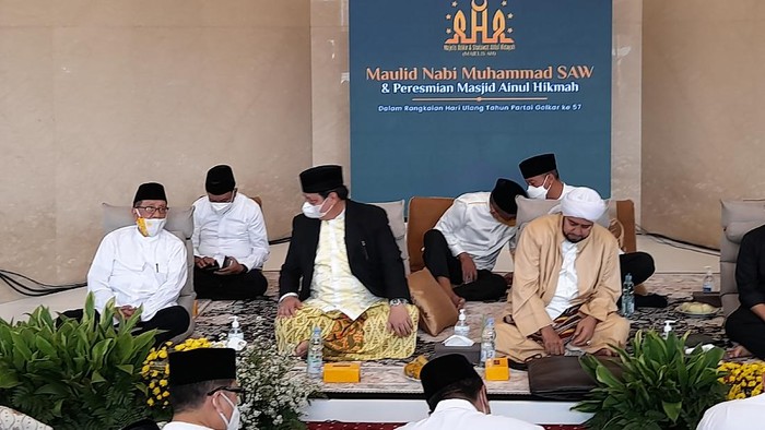 Airlangga Hartarto saat meresmikan masjid di kantor Golkar (Tiara Aliya Azzahra/detikcom)