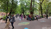 Dari pantauan detikcom, pengunjung KBS Minggu ini lebih banyak dibandingkan sebelumnya saat dibuka kembali. Pengunjung yang dominan keluarga dan anak-anak sangat antusias melihat satwa.