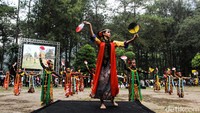 Saat suara kendang mulai bertalu, lentik jemari dan lenturnya tubuh para penari terus bergerak lincah seirama dengan suara musik.