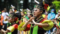 Dengan sangat lihai mereka mengayunkan selendang hijau sembari terus berputar. Tepuk sorak penonton memberi semangat kepada para penari yang sedari tadi terus tersenyum.