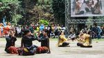 Aksi Ribuan Penari Tampilkan Tari Ibing Pencug Ewag di Gunung Puntang
