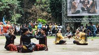 Kepala Dinas Pariwisata Kabupaten Bandung Wawan A. Ridwan menuturkan dalam gelaran Pesta Rakyat Puntang Menari melibatkan sejumlah penari asal Jawa Barat dan Jakarta.