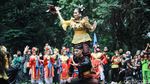 Aksi Ribuan Penari Tampilkan Tari Ibing Pencug Ewag di Gunung Puntang