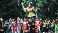 Gelaran tari secara kolosal itu dilakukan secara hybrid, di mana sebagian peserta ikut menari melalui sambungan virtual. Tarian itu pun dipentaskan selama kurang lebih enam jam.