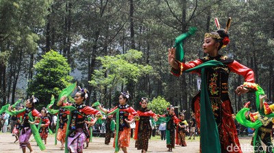 Aksi Ribuan Penari Tampilkan Tari Ibing Pencug Ewag di Gunung Puntang
