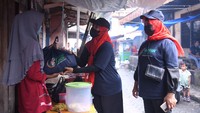 Ratusan emak-emak yang tergabung dalam Relawan Kawan Sandi (RKS) Pekanbaru mendeklarasikan diri untuk mendukung Sandiaga Uno maju sebagai Calon Presiden (Capres) 2024. Selain deklarasi, para relawan ini juga menggelar aksi sosial.